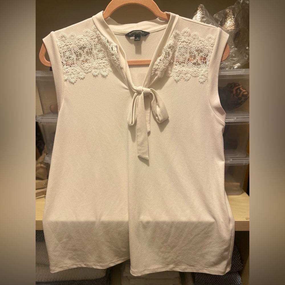 Gently worn
Off white sleeveless Med shirt
Banana Republic